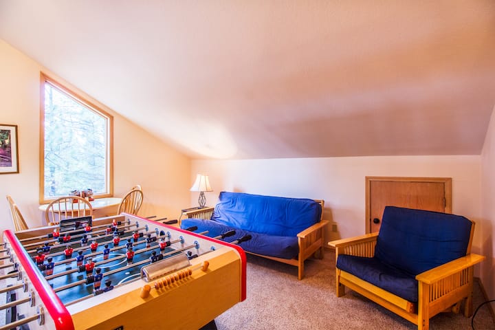 Loft w/Foosball na Meza ya Mchezo