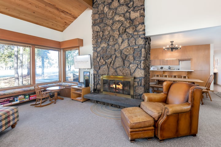 Augu04-group-friendly Sunriver Retreat | Hot Tub - Sunriver, OR