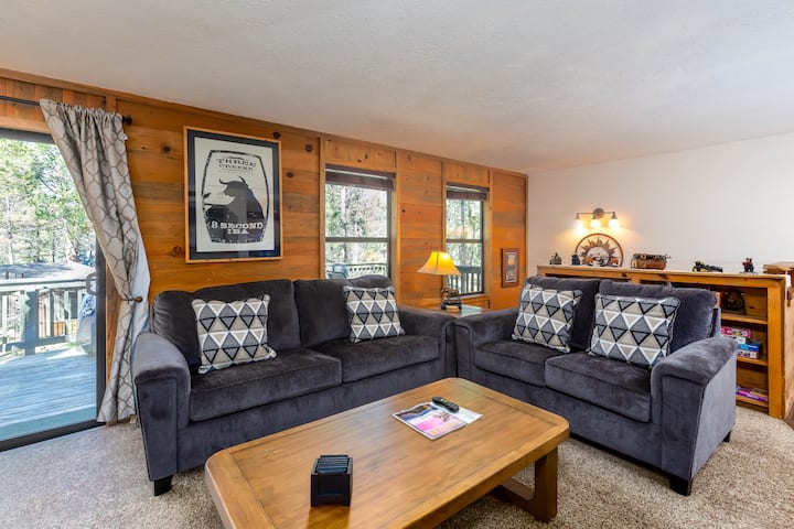 Coyo19 - Charming Sunriver Cabin | Hot Tub - Sunriver, OR