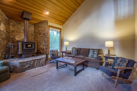 Tan Oak 38 - Walk to Fort Rock Park, Hot Tub,
