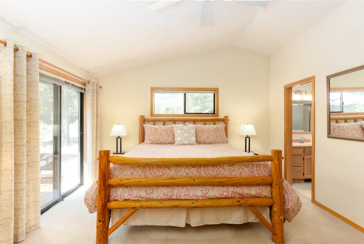 然后加大双人床卧室