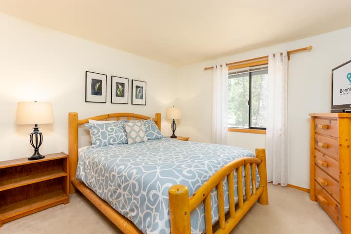 标准双人床卧室