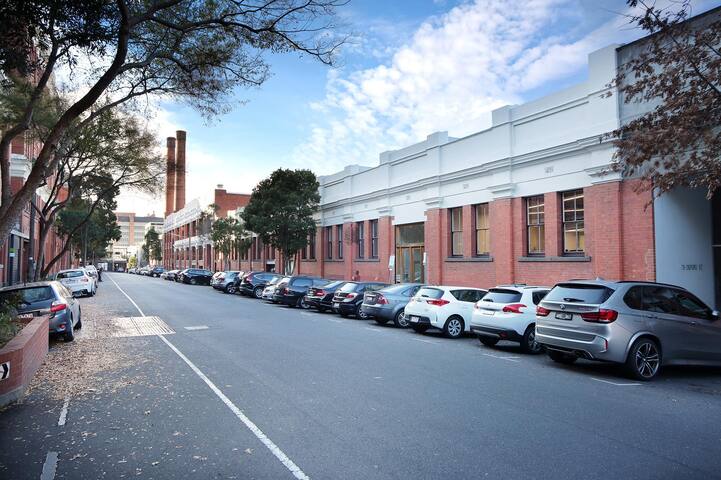 Collingwood Penthouse –Private Decks & Urban Views gallery image 2