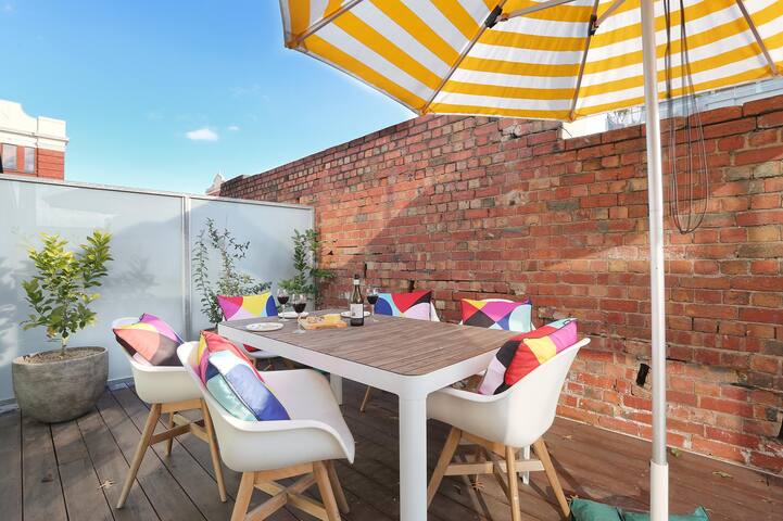 Collingwood Penthouse –Private Decks & Urban Views gallery image 3