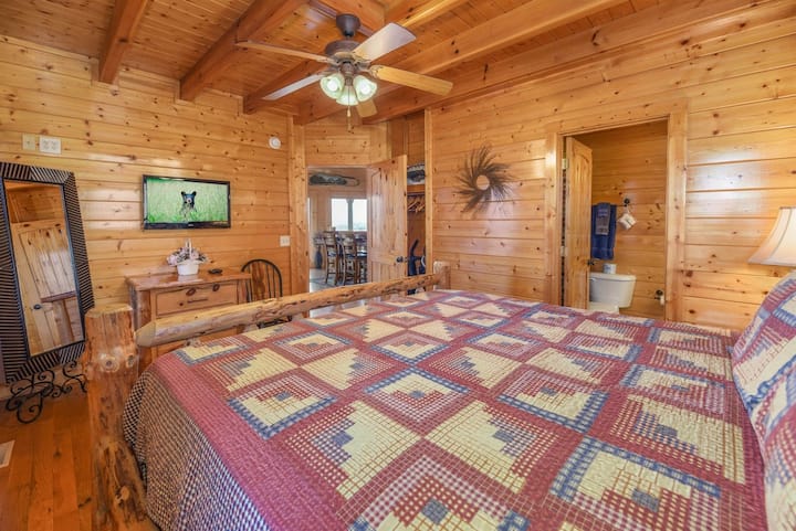 - Acogedor dormitorio de madera con una cama de madera hecha a mano y una encantadora decoración de cabaña - Disfruta de tus programas favoritos en el televisor montado después de un día en las montañas Smoky - El confort rústico y los toques modernos crean la escapada perfecta a la montaña