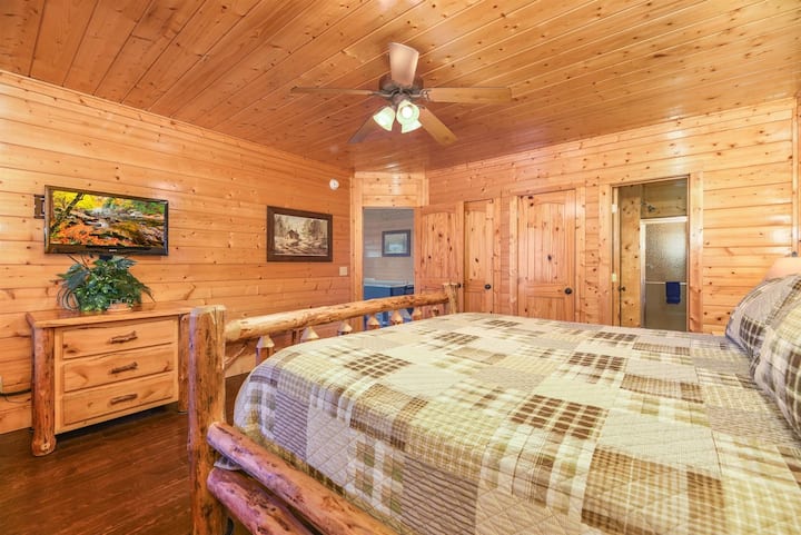 - Amplio dormitorio de madera con una cama hecha a mano y acogedora luz natural - La ropa de cama suave y los detalles de madera crean un relajante refugio en las montañas Smoky - Perfecto para noches de descanso después de explorar los senderos y atracciones cercanas
