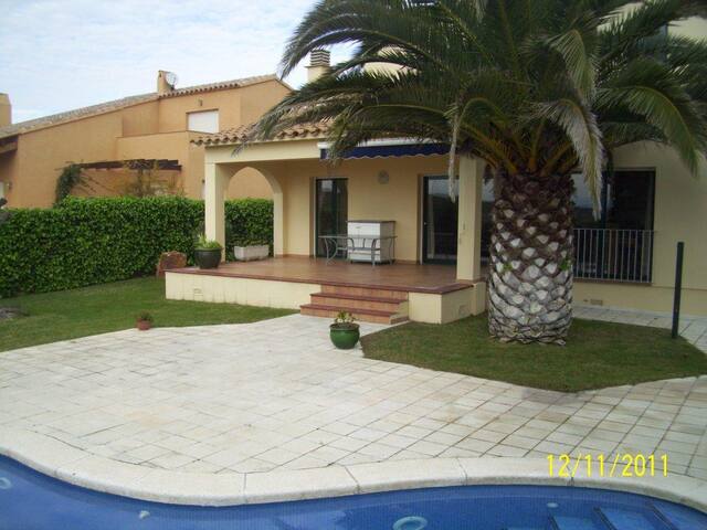 Private Villa with Garden/Pool/WIFI – Villa Pilans