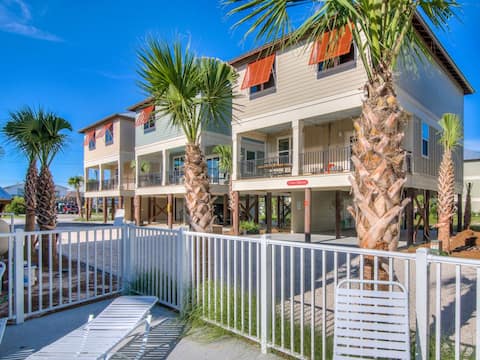 Coral dreams: Luxe cottage-walk to beach! POOL!
