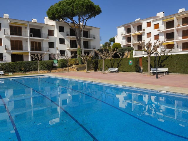 Cosy ground floor with community swimming