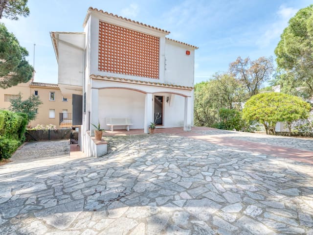 Bonito chalet de 3 plantas con jardín y piscina