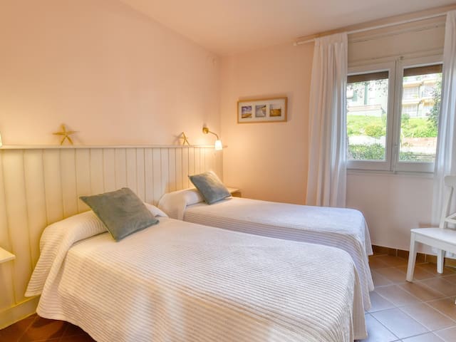 Apartment with sea views close to the center