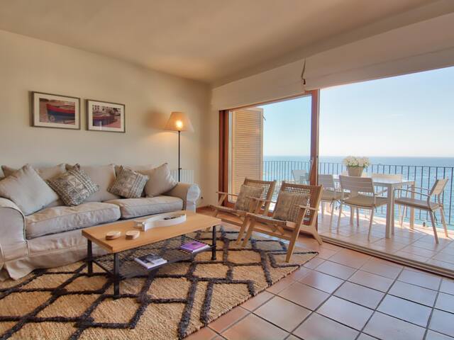 Spectacular front line apartment