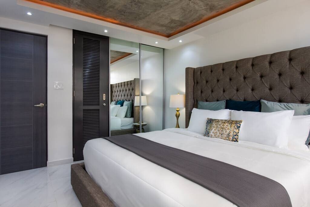 Hlavná spálňa v štýle hotela s manželskou posteľou King.