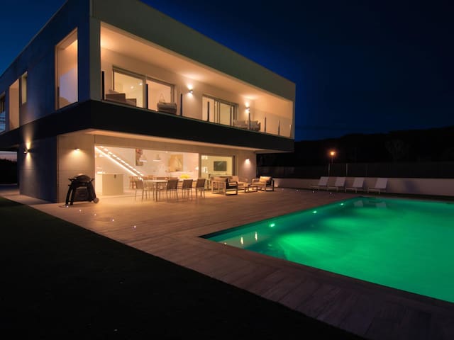 Spectacular chalet with private swimming pool