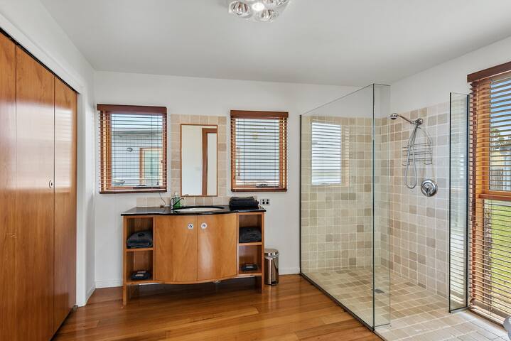 WHEELHOUSE APARTMENT 2 gallery image 3