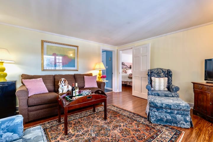 Peony Daffodil Suite Dogs welcome