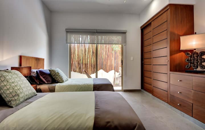 חדר שינה לאורחים עם גישה למרפסת פרטית