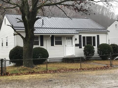 Cozy kanawha city home - Walk to CAMC Hospital