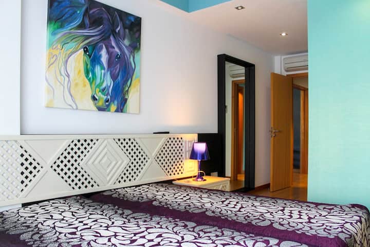 Habitación en suite con dos camas individuales y aire acondicionado
