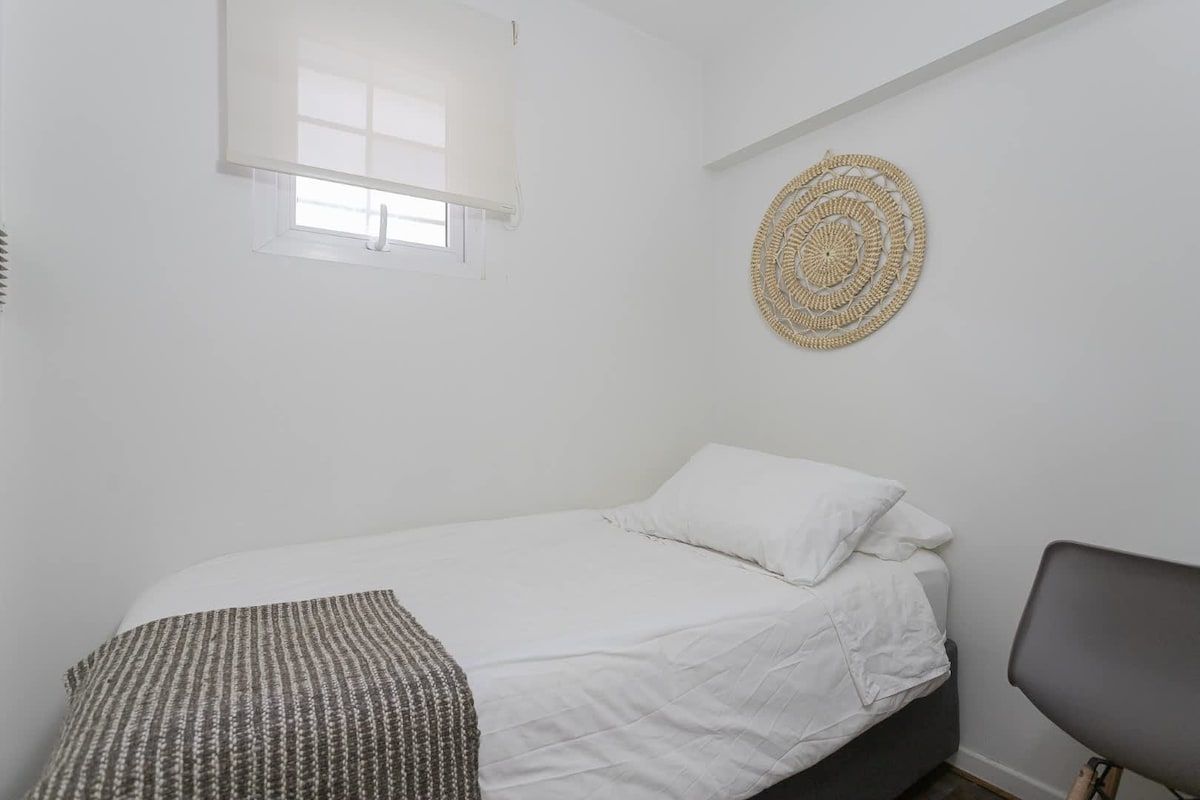 Მყუდრო ერთადგილიანი საძინებელი მინიმალისტური დეკორით, იდეალურია მშვიდი ღამის დასვენებისთვის.