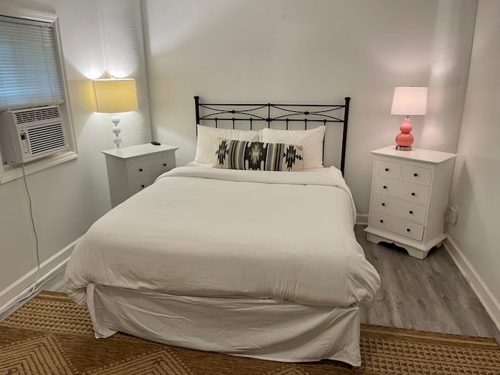 Spálňa s manželskou posteľou a vlastnou kúpeľňou s toaletou pri bazéne.