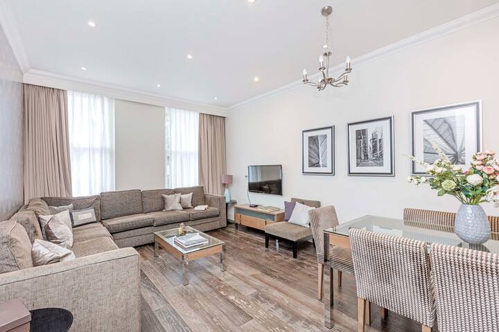 South Kensington Deluxe Three Bedroom Apartment gallery image 3