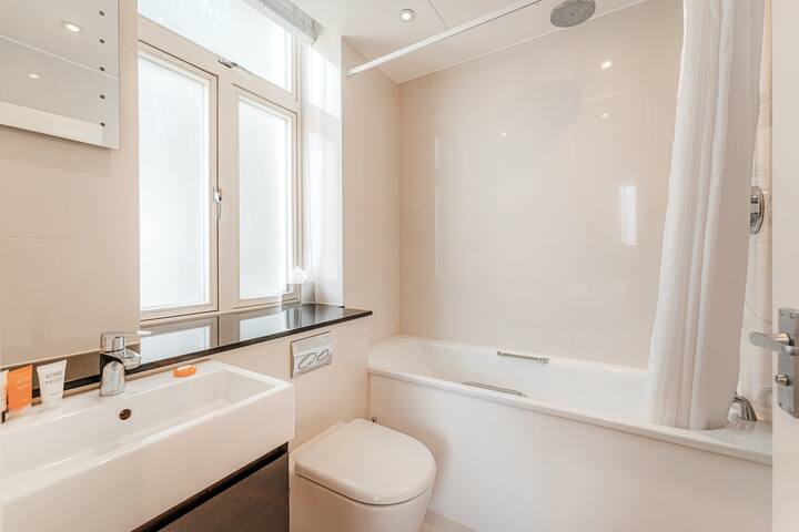 South Kensington Deluxe Two Bedroom Apartment gallery image 4
