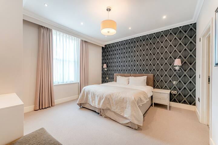 South Kensington Deluxe Two Bedroom Apartment gallery image 3