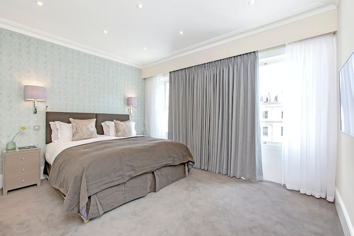 Knightsbridge Deluxe Two Bedroom Apartment gallery image 5