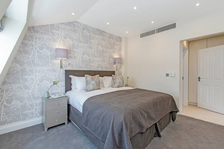 Knightsbridge Three Bedroom Penthouse with Terrace gallery image 4