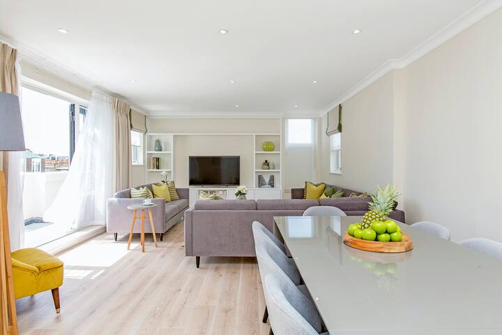 Knightsbridge Three Bedroom Penthouse with Terrace gallery image 3