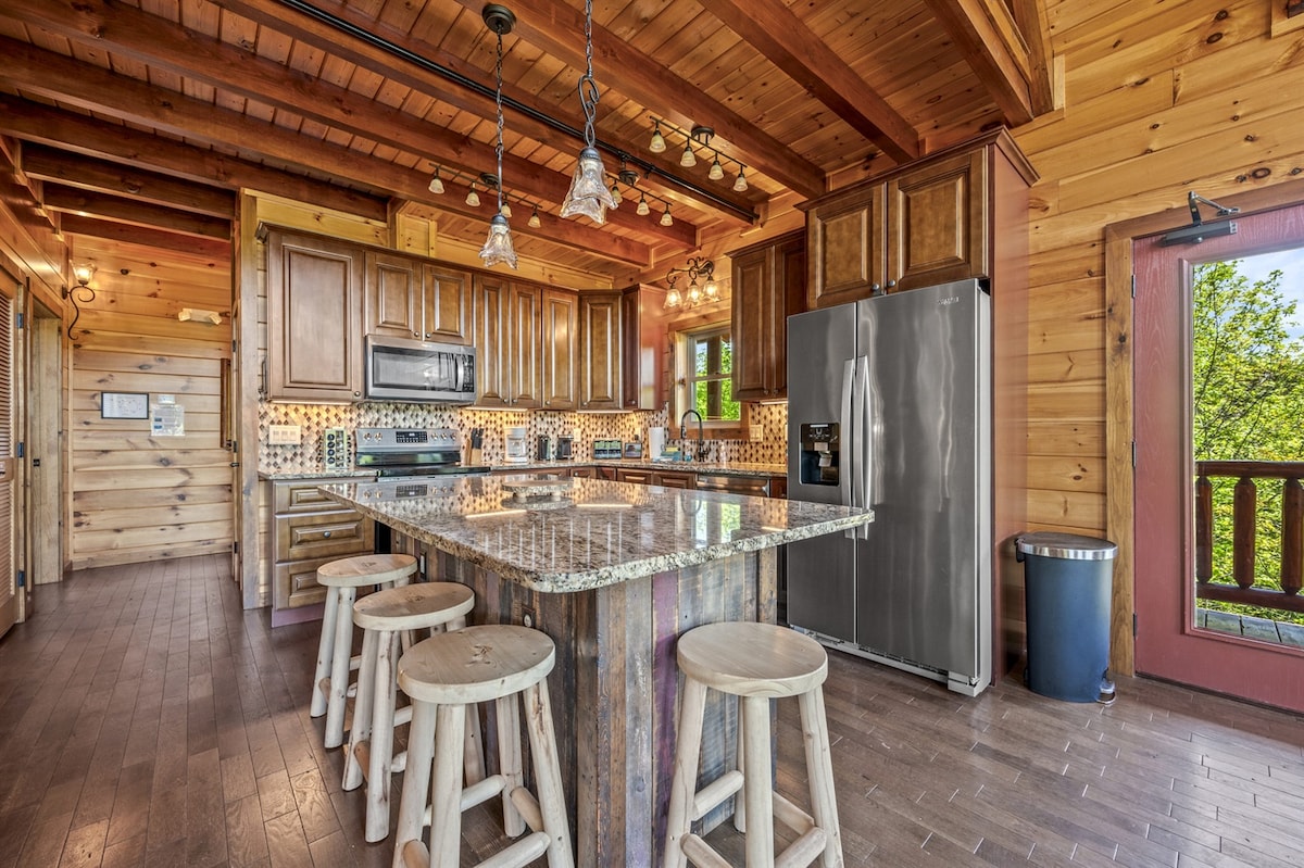 Vista a la naturaleza/montaña + bañera de hidromasaje + fogata + juegos +  estacionamiento fácil - Cabañas en alquiler en Sevierville, Tennessee,  Estados Unidos - Airbnb, image size:1200x799