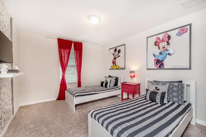 - Искусете ја магијата на Дизни со нашата соба на тема Мики, опремена со два удобни единечни кревета. - Неверојатна гардероба со доволно простор - Уживајте во достапноста на паметната телевизија и Netflix - уживајте во прекрасниот поглед од прозорците на собата