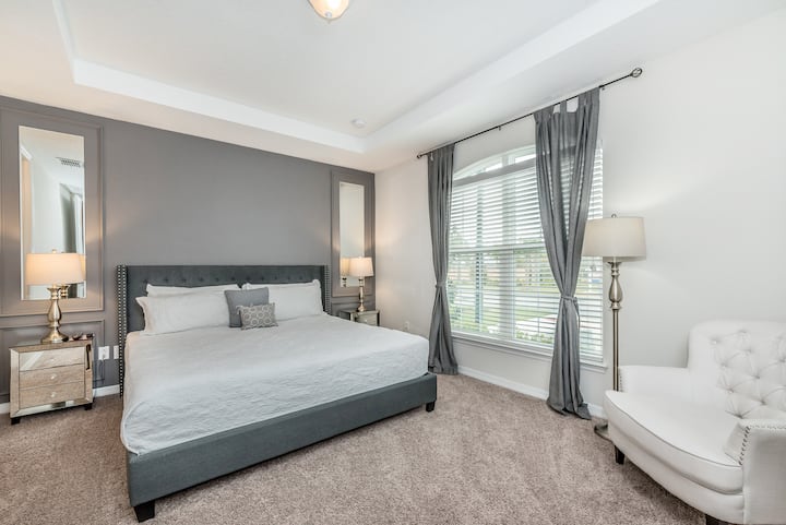 - Луксузна спална соба во станот во Кисими - Удобен двоен кревет - Елегантно дизајнирана соба - Прекрасни обоени ѕидови со декорација - Величествени ламби за маса - Убава и чиста постелнина - Големи прозорци со поглед - достапен е телевизор и Netflix