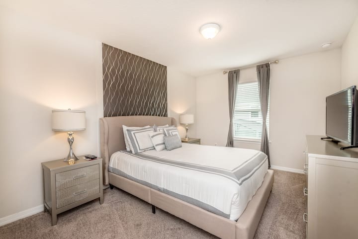 - Преубава спална соба на станот во Кисими - Удобен двоен кревет - Елегантно дизајнирана соба - Прекрасни обоени ѕидови со декорација - Величествени ламби за на маса - Убава и чиста постелнина - Големи прозорци со поглед - достапен е телевизор и Netflix