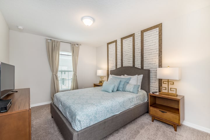 - Прекрасна спална соба на станот во Кисими - Удобен двоен кревет - Елегантно дизајнирана соба - Прекрасни обоени ѕидови со декорација - Величествени ламби за на маса - Убава и чиста постелнина - Големи прозорци со поглед - достапен е телевизор и Netflix