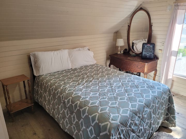 საძინებელი 3 (ზედა სართული): აქ არის სრულმეტრაჟიანი საწოლი, ტუმბო, კომოდი, სარკე, ჩვილის საწოლი და გარდერობი.