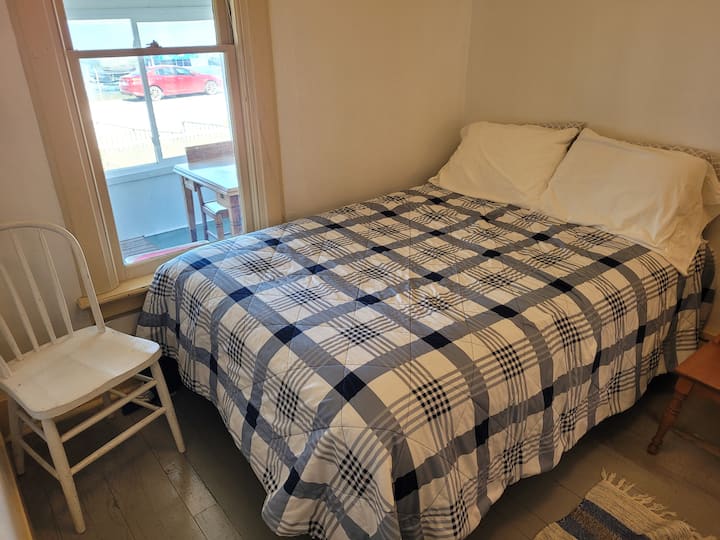 საძინებელი 2 (პირველ სართულზე): აქ არის სრულმეტრაჟიანი საწოლი, ტუმბო, სკამი, კომოდი, სარკე და კარადა.