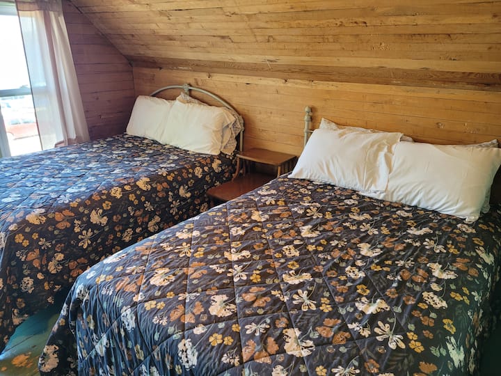 საძინებელი 4 (ზედა სართული): აქ არის ორი სრულმეტრაჟიანი საწოლი, კომოდი, კარადა და კრისტალ‑ლეიკის შესანიშნავი ხედი!