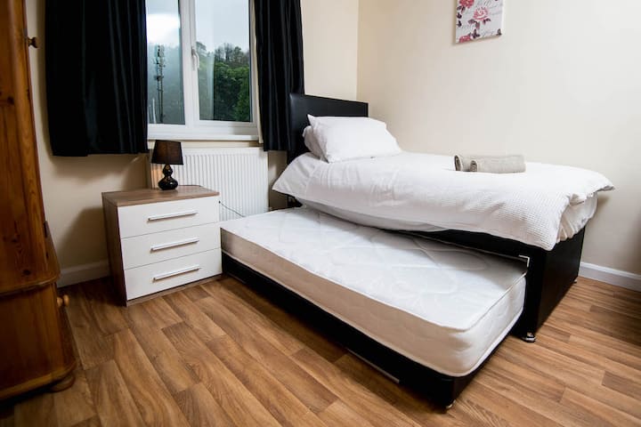 Единечен кревет со подвижен кревет