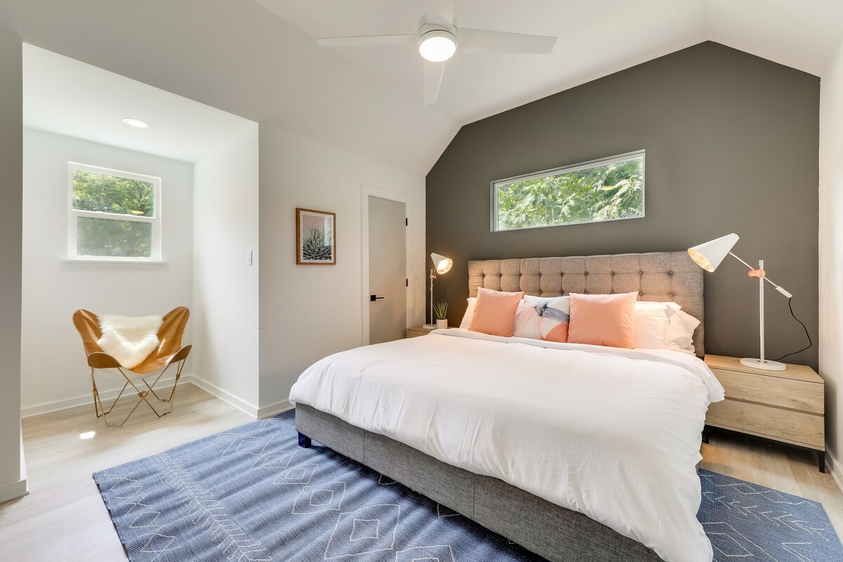 Slaapkamer 5 heeft een kingsize bed en is gelegen op de eerste verdieping