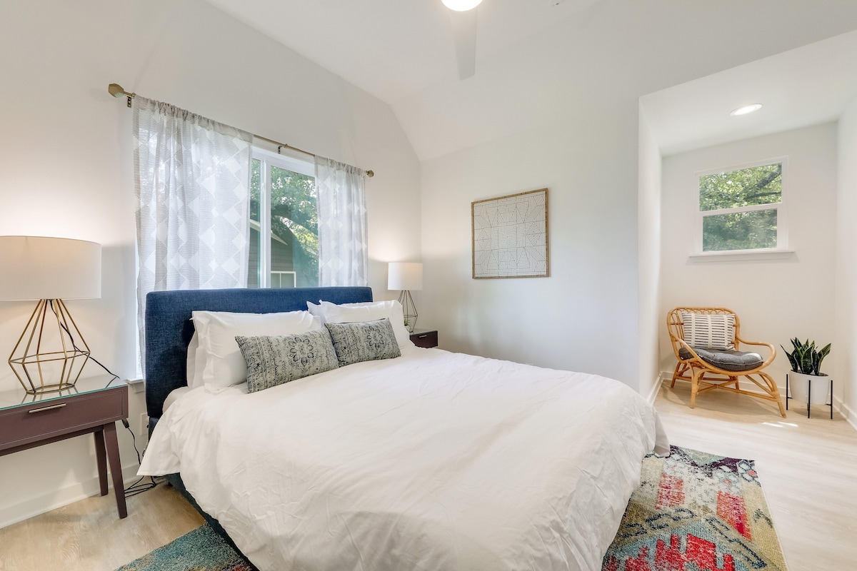 Queensize bed in slaapkamer 4 voor 2 personen