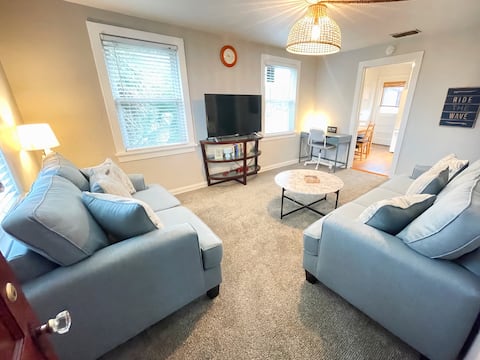 2/1 - Upper unit - 4 blocks to the Beach