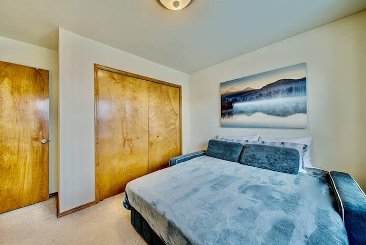 Camera da letto aggiuntiva: il divano viene convertito in letto queen-size o zona lavoro regolabile