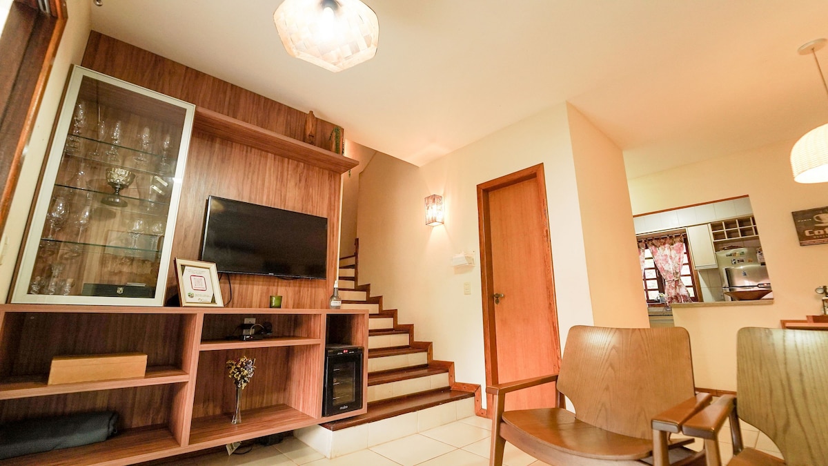 Chambre climatisée avec toilettes, télévision, cave, jeux de société et canapé-lit.

  