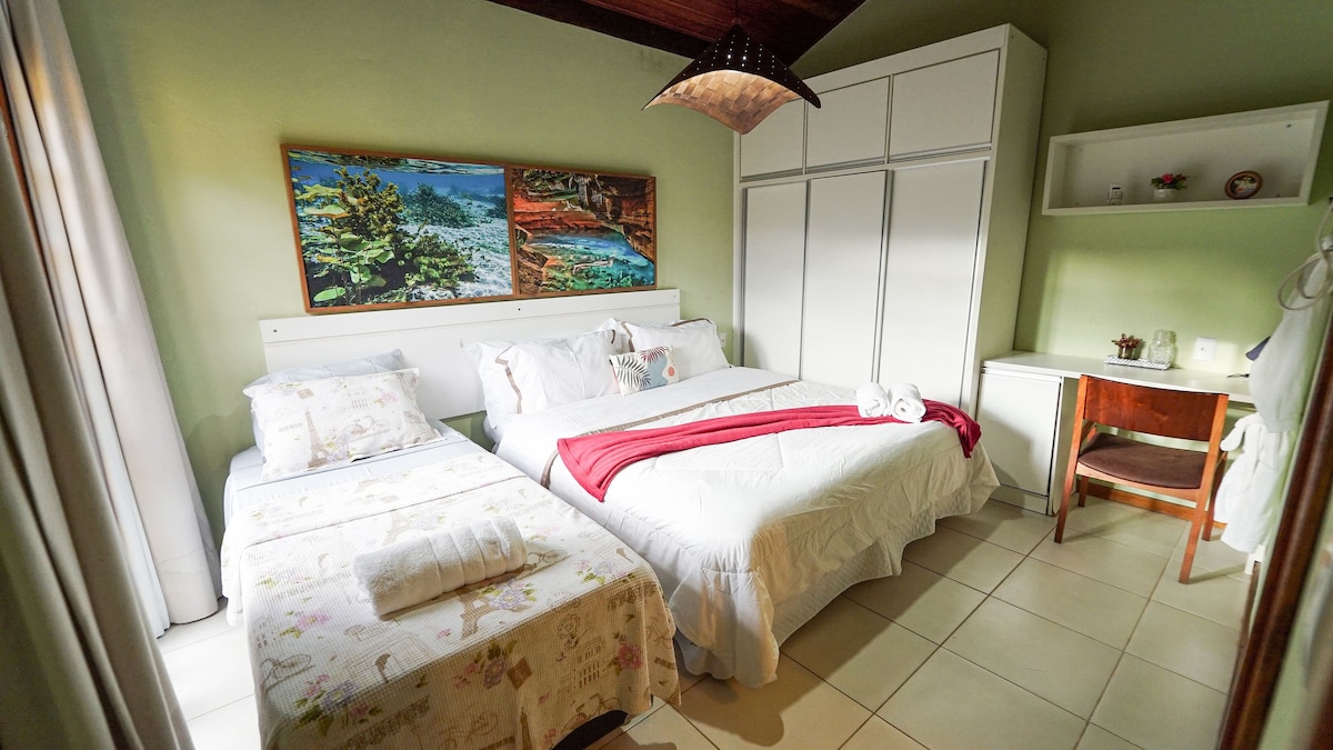 Suite simple pour une bonne nuit de sommeil avec linge de lit complet.