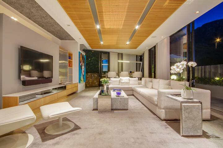 Luxurious Villa over 3 Levels with Lift (Geneva Ho gallery image 5