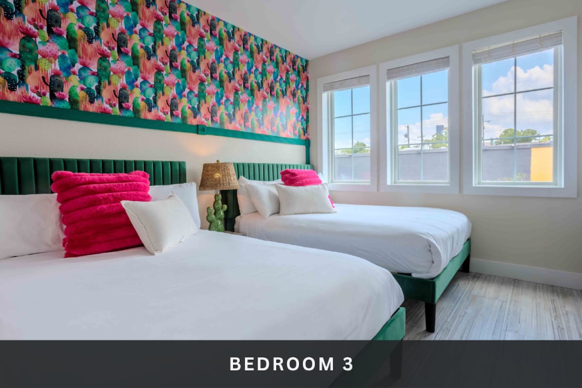 3号卧室设有两张标准双人床，配备酒店品质的床上用品、智能电视，还可以选择添加一张双人折叠床