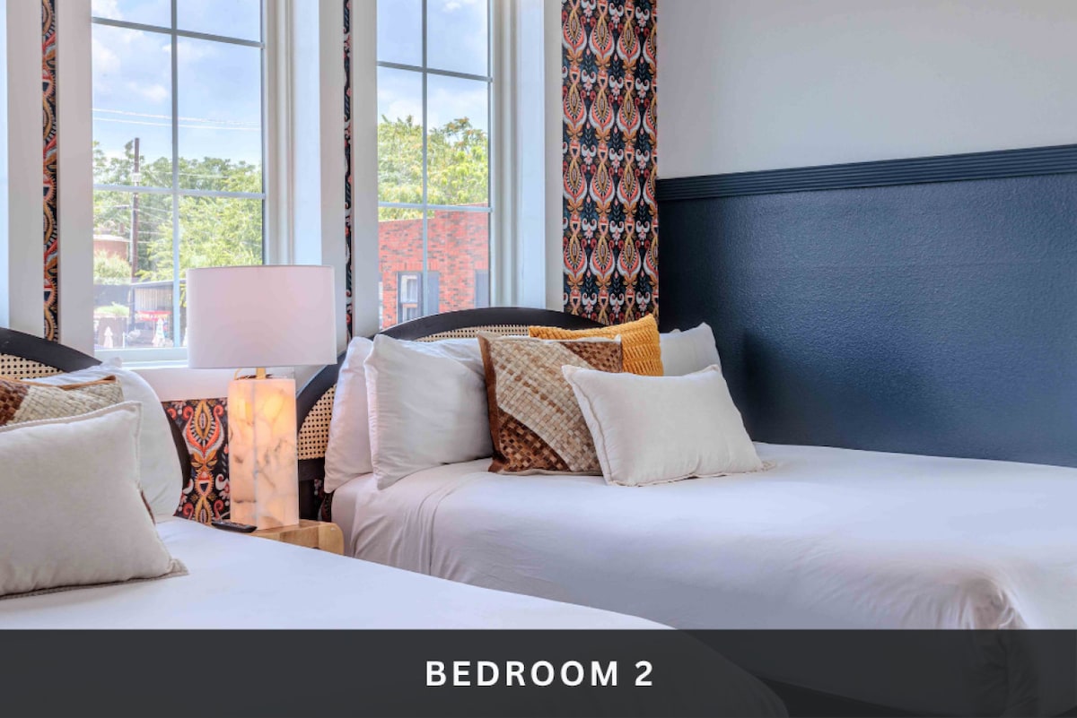 2号卧室设有两张标准双人床，配备酒店品质的床上用品、智能电视，还可以选择添加一张双人折叠床