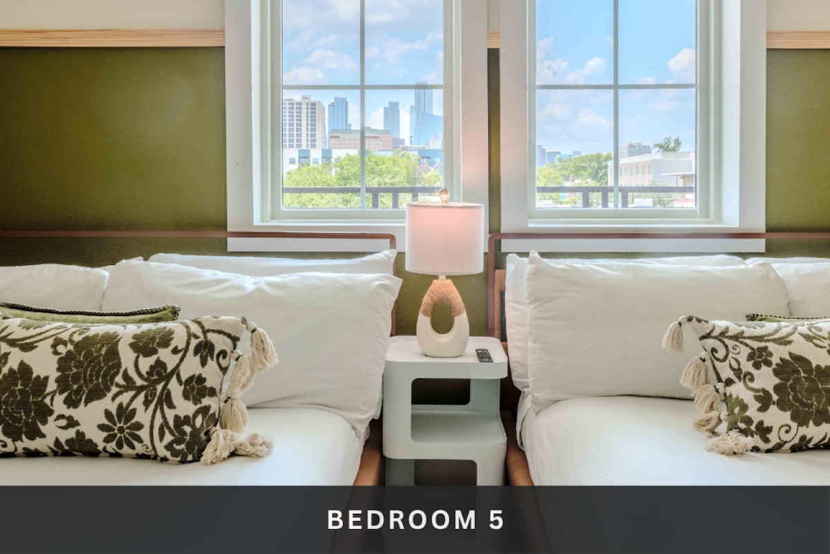 4号卧室配备两张全尺寸床，配备酒店品质的床上用品和智能电视